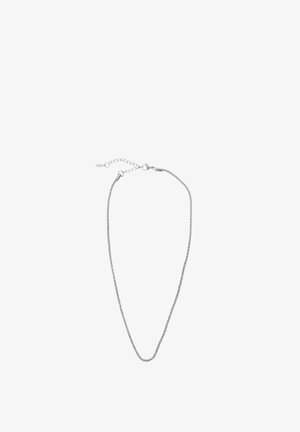 Collar de cadena plateada retorcida con cierre de langosta y cadena extensora para longitud ajustable sobre fondo blanco.