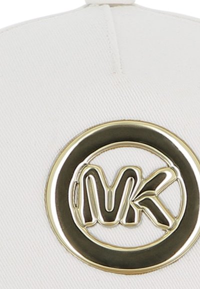 Witte pet met een opvallend gouden cirkelvormig logo met gestileerde "MK" letters in het midden, gemaakt van textuurstof.