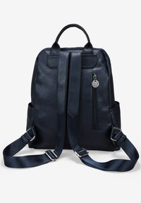 Mochila de cuero azul marino con un acabado texturizado, correas para los hombros acolchadas duales, asa superior, bolsillo frontal con cremallera y detalles en hardware plateado.