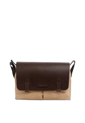 Borsa messenger in tela beige con patta in pelle marrone scuro, tracolla regolabile e due fibbie frontali.