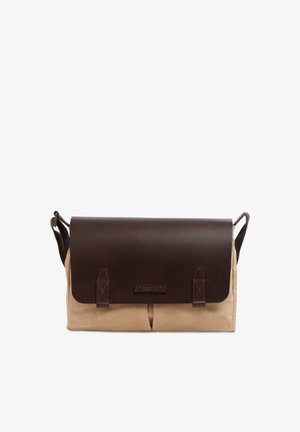 Sac messager en toile beige avec un rabat en cuir marron foncé, bandoulière réglable et deux boucles à l’avant.