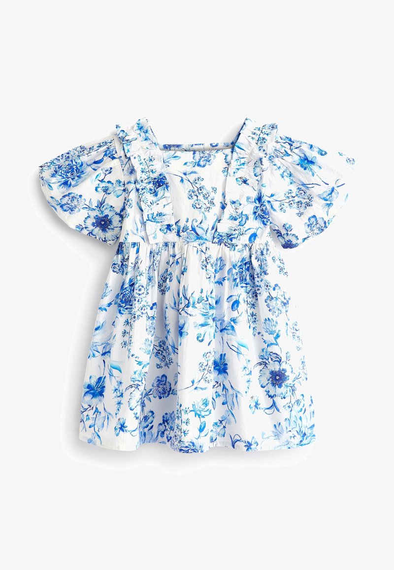 Robe fleurie en coton blanc avec motifs bleus, dotée d'épaules volantées et de manches courtes bouffantes, forme évasée et taille froncée.