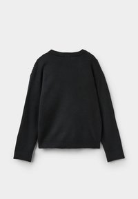 Schwarzer gestrickter Pullover mit langen Ärmeln, rundem Ausschnitt und lockerer Passform. Weiche Textur mit gerippten Ärmelbündchen und Saum. Keine sichtbaren Muster oder Akzente.