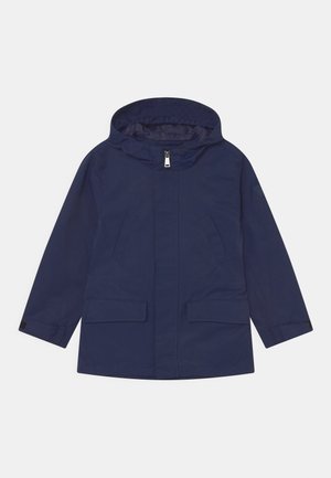 Veste à capuche bleu marine avec fermeture éclair frontale, deux poches à rabat en bas, poches dans les coutures latérales et manches longues avec poignets réglables.