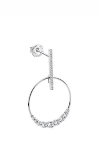 Les boucles d'oreilles créoles en argent présentent un design circulaire avec une tige droite et une rangée de petits cristaux clairs accentuant la courbe inférieure.