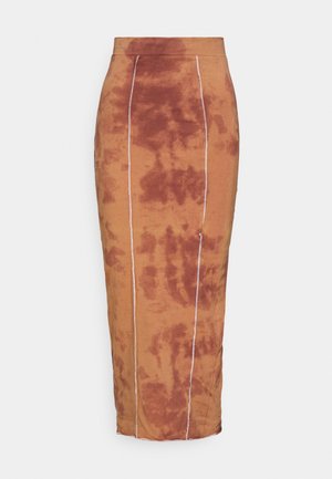 Jupe crayon midi tie-dye rouille et orange avec taille haute et détails de couture blanche verticale à l’avant.