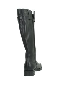 Bottes en cuir noir montantes avec une texture lisse, fermeture éclair sur le côté et accents de sangle décoratifs au sommet de la tige.
