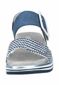 Sandalo blu navy con una larga cinturino, suola a motivo chevron, dettagli metallici argento e una fibbia bianca; soletta morbida e testurizzata.