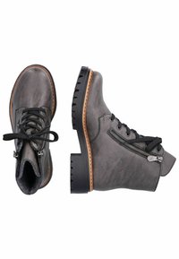 Bottes chevilles en cuir gris avec lacets noirs, détail de fermeture éclair sur le côté et semelle texturée. Dotées d'un talon robuste et de surpiqûres brunes contrastantes.