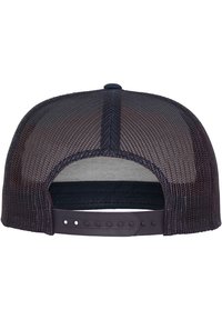 Casquette trucker en maille noire avec une fermeture en plastique à l'arrière, dotée d'un visière courbée en noir uni et d'une doublure intérieure lisse.