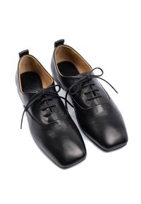 Scarpe nere in pelle con punta quadrata, dotate di lacci e una texture liscia. L'interno è di colore marrone chiaro con un dettaglio cucito.