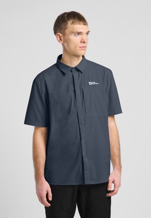 Kurzarm-Hemd mit Knopfleiste aus dunkelblauem Stoff mit einem dezenten Texturmuster und einer Brusttasche links, mit einem Logo auf der oberen linken Seite.
