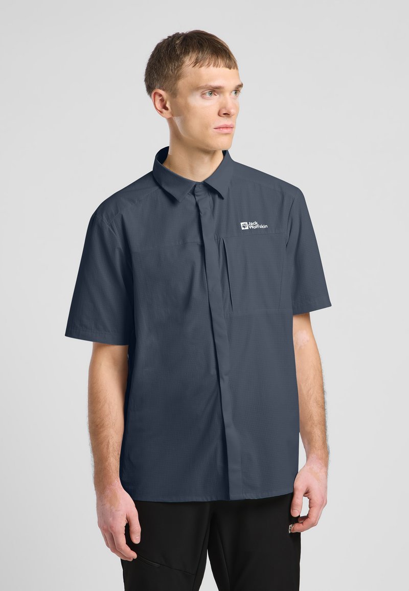 Kurzarm-Hemd mit Knopfleiste aus dunkelblauem Stoff mit einem dezenten Texturmuster und einer Brusttasche links, mit einem Logo auf der oberen linken Seite.