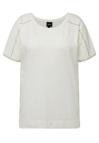 Camiseta blanca de manga corta con escote redondeado, que presenta tachuelas decorativas doradas en los hombros y las costuras laterales. Tejido suave y liso.