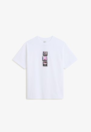 Hvid kortærmet T-shirt med rund halsudskæring, med grafik af tre stablede vintage fjernsyn, der viser lyserød og lilla statisk og abstrakte billeder.