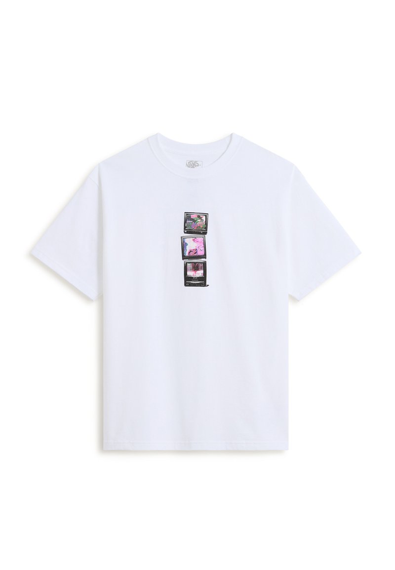 Witte T-shirt met korte mouwen en ronde hals, met een afbeelding van drie gestapelde vintage tv's die roze en paarse ruis en abstracte beelden tonen.