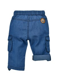 Denim-Cargo-Shorts mit elastischem Bund, zwei Seitentaschen und einem gekrempelten Saum. Mit einem runden, braunen Logopatch auf der Rückseite.