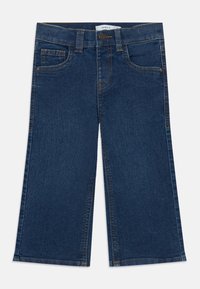 Vaqueros de mezclilla de tiro alto y pierna ancha en color azul oscuro. Incluyen bolsillos frontales, una etiqueta de marca y costuras contrastantes a lo largo de las costuras.