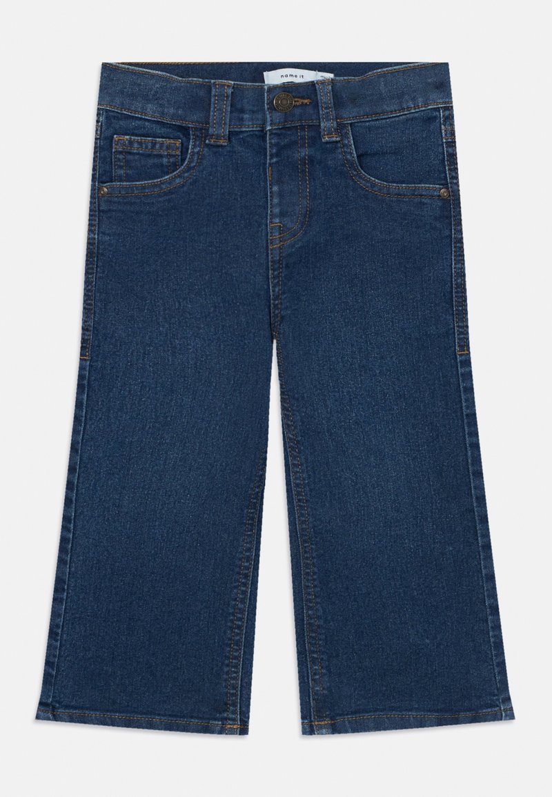 Temno modri, široki kavbojki iz denima. Značilnosti vključujejo sprednje žepe, blagovno oznako in kontrastno šivanje ob šivih.