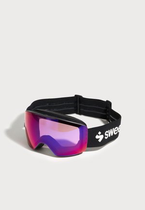 Lunettes de ski avec verre réfléchissant violet-rose et sangle noire réglable avec logo blanc sur fond uni clair.