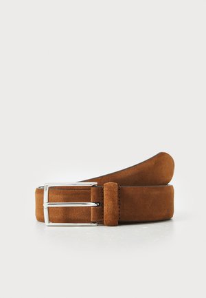 Pruun suede vöö hõbedase metallsangaga, millel on sile tekstuur ja sujuvad servad, loodud klassikalise, tagasihoidliku ilme saavutamiseks.