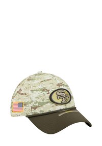 Camouflage-Baseballcap in Grüntönen und Beige mit einem dunkelgrünen Schirm. Verfügt über ein gesticktes Logo und ein kleines amerikanisches Flaggen-Patch.