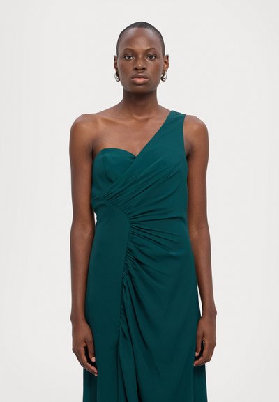 Robe teal à une épaule en tissu doux ; présente des détails drapés et une texture froncée sur le côté pour une silhouette fluide.
