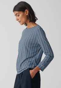 Langärmliges Oberteil in Blau- und Weißmuster, mit Rundhalsausschnitt und lässiger Passform, aus einem leichten, strukturierten Stoff gefertigt.