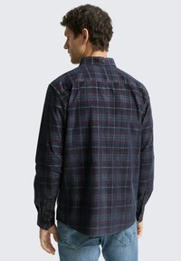 Marineblauwe en wijnrode geruite lange mouwen shirt met een knoopsluiting, rugplooi detail en knoopmanchetten. Gemaakt van een gestructureerde stof.