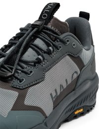 Grå och svart vandringssko med övre del av mesh och syntetmaterial, utrustad med gummisula, elastiska snörningar och en förstärkt tå.