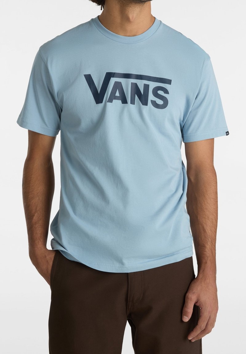 Světle modré tričko s krátkým rukávem vyrobené z bavlny, s tmavě modrým logem "VANS" přes prsa. Hladký povrch, design s kulatým výstřihem.