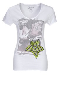 Camiseta blanca de manga corta con cuello en v, con un diseño gráfico de zapatos Converse y una estrella verde y negra.