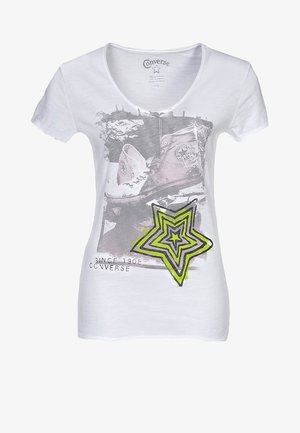 Camiseta blanca de manga corta con cuello en v, con un diseño gráfico de zapatos Converse y una estrella verde y negra.