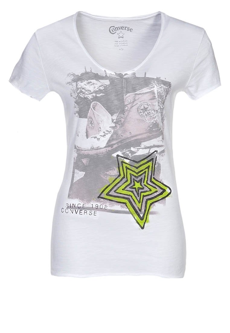 Camiseta blanca de manga corta con cuello en v, con un diseño gráfico de zapatos Converse y una estrella verde y negra.
