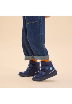 Dunkelblaue High-Top-Stiefel mit zwei verstellbaren Riemen, Gummisohlen und strukturiertem Stoff. Enthält hellblaue Akzente und Logo-Details.