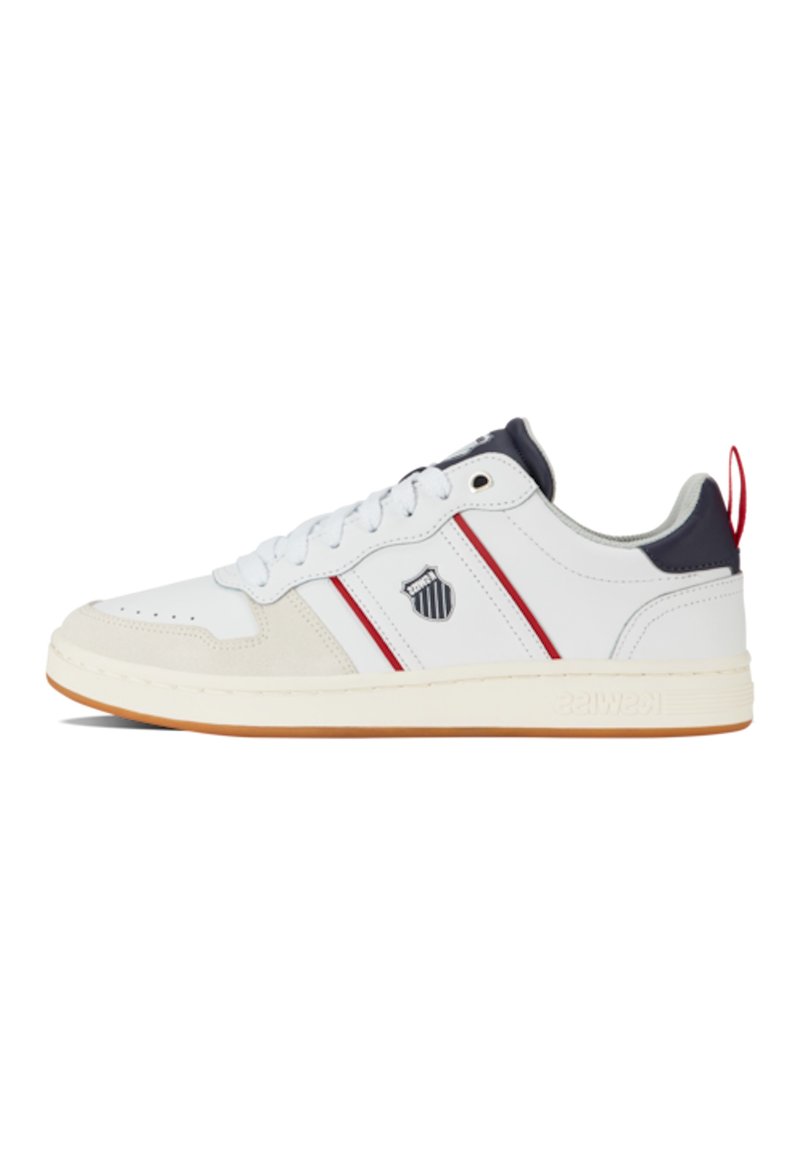 Sneaker in pelle bianca con dettagli rossi e blu navy, punta texturizzata, lacci rotondi e suola in gomma con un logo laterale.