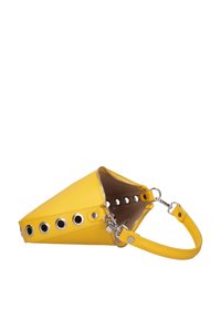 Sac à main en cuir jaune avec un design triangulaire, des accents en œillets argentés et une bandoulière amovible. Texture lisse et fermeture zippée.