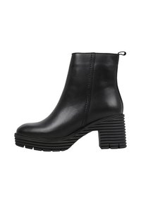 Bottine noire en cuir lisse, avec un talon carré à rainures horizontales, un bout rond et une languette à l'arrière.