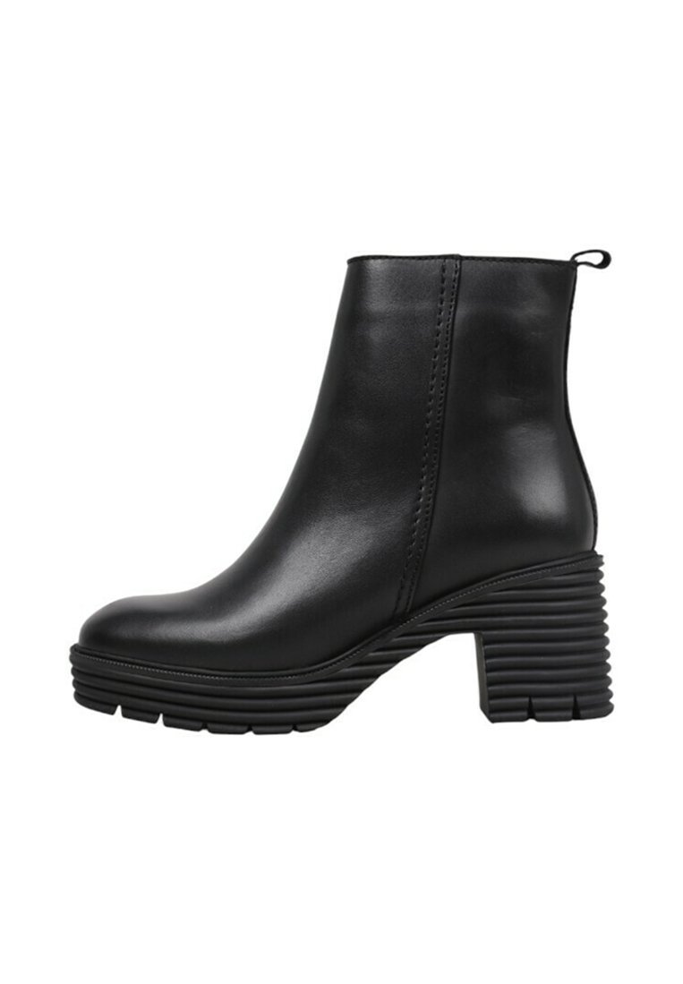 Bottine noire en cuir lisse, avec un talon carré à rainures horizontales, un bout rond et une languette à l'arrière.