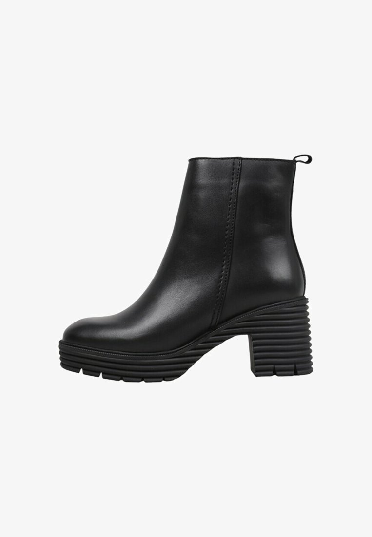 Bottine noire en cuir lisse, avec un talon carré à rainures horizontales, un bout rond et une languette à l'arrière.