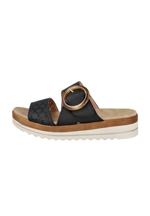 Sandalia tipo slide negra con plantilla beige acolchada, tira frontal perforada decorativa, hebilla grande de carey y suela blanca estriada.