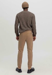 hessnatur REGULAR - Broek - lehm