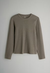 Langarm, geripptes T-Shirt in Olivgrün, mit Rundhalsausschnitt und seitlichen Schlitzen, aus einem weichen, dehnbaren Stoff gefertigt.