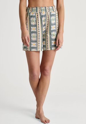 Korte gestreepte shorts met een elastische tailleband. Kenmerken zijn verticale strepen in groen, perzik en geel, met bloem- en geometrische ontwerpen.