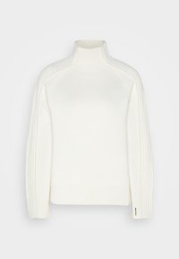 Vit tröja med hög krage, ribbat mönster längs axlar och ärmar, och raka linjer. Mjuk, stickad tyg. Inga mönster.