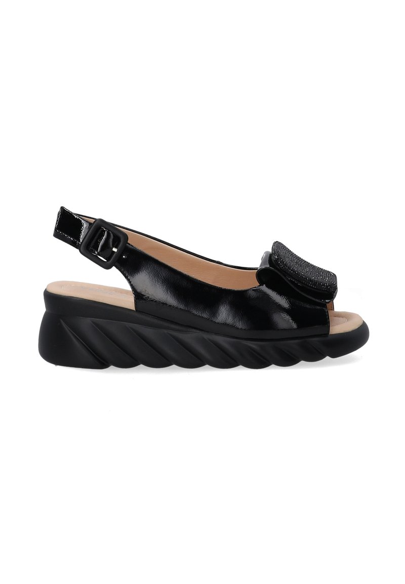 Zwarte gelakte slingback sandaal met een brede band met textuurelementen, een open teen en een sculpted wedge zool.