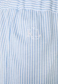 Mėlynos ir baltos juostelės audinys su švelnia tekstūra, papuoštas balta siuvinėta "RL" logotipu. Audinys yra lengvas ir pralaidus orui.