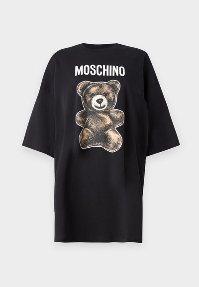 Svart oversized t-shirt i bomull, med en grafik av en björn i en stiliserad design med varumärket "MOSCHINO" ovanför.