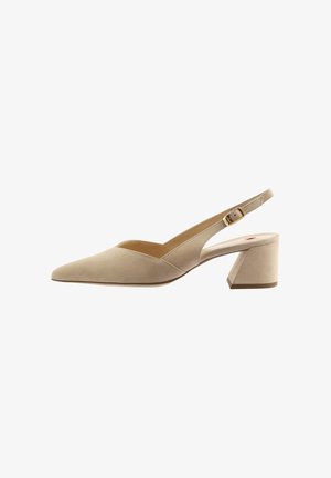 Beige suède slingback schoen met een spits toelopende neus, lage blokhak en verstelbare enkelriem. Gekerfd oppervlak en minimalistisch ontwerp.