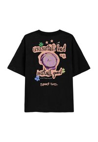 Czarny bawełniany t-shirt z dużą grafiką z tyłu, na której widnieje napis "odinstaluj złe, zainstaluj dobre" w pastelowych kolorach i akcentach.